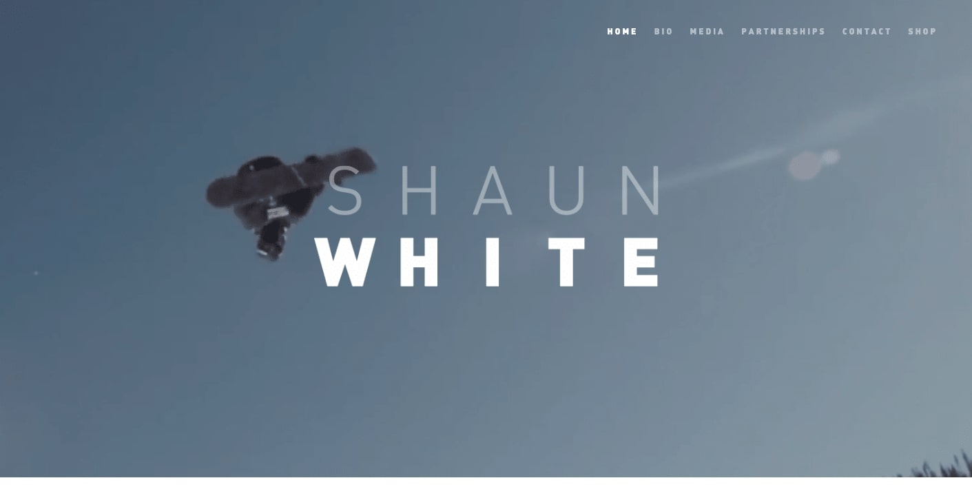 Trang chủ Shaun White.  Hình ảnh người trượt tuyết trên không với dòng chữ "shaun trắng"