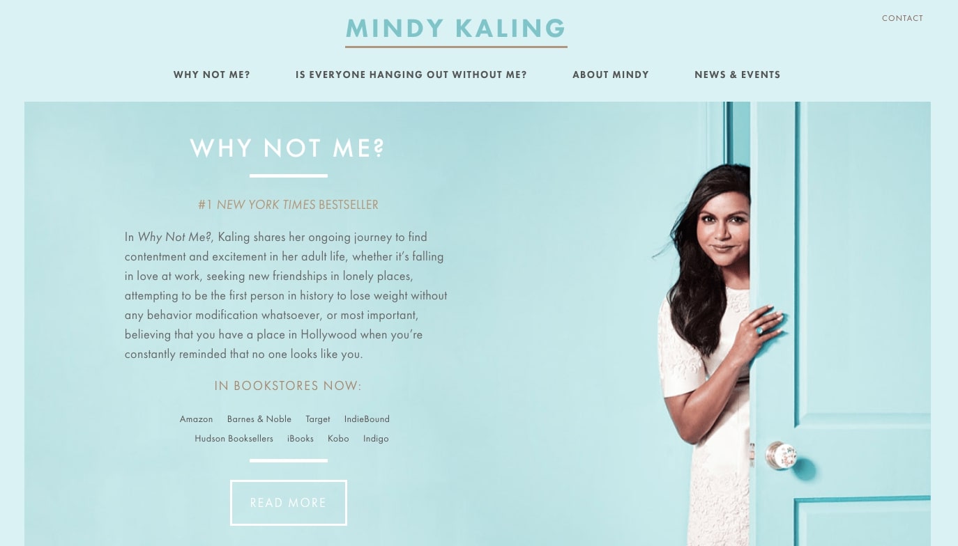 Trang chủ Mindy Kaling.  Ánh sáng mòng két nền.  Bức ảnh Mindy nhìn trộm chúng tôi từ một cánh cửa bên cạnh phần tóm tắt cuốn sách của cô ấy, Tại sao không phải là tôi?