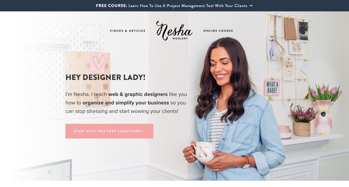 Trang chủ Nesha Woolery.  Ảnh của Nesha trong văn phòng sáng sủa bên cạnh dòng chữ "ey designer lady!"